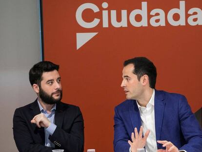 El portavoz de Ciudadanos en la Asamblea de Madrid, Ignacio Aguado (d), durante una reunión del Comité Autonómico de Madrid.