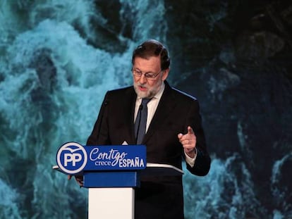 Rajoy, bajo la catarata con que se decoró su discurso de clausura en la Convención sevillana del PP.