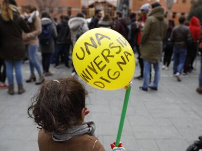 Una niña sostiene un globo en la manifestación de estudiantes en la URJC. FOTO: Carlos Rosillo