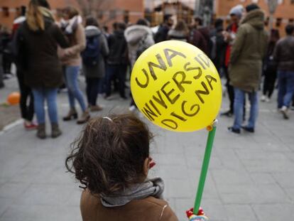 Una niña sostiene un globo en la manifestación de estudiantes en la URJC. FOTO: Carlos Rosillo