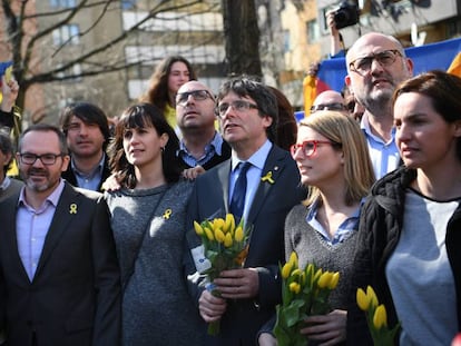 El ex presidente catalán, Carles Puigdemont, junto a sus seguidores, en un barrio del sur de Berlín el pasado sábado.