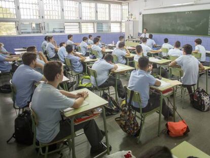 Una de las clases del colegio Altair. En vídeo, declaraciones de Méndez de Vigo, ministro de Educación, Cultura y Deporte.