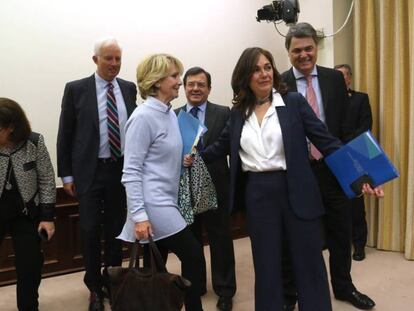 La expresidenta de la Comunidad de Madrid, Esperanza Aguirre, arropada por diputados del PP en el Congreso.