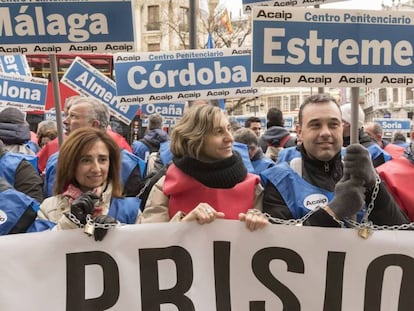 Representantes de los sindicatos de prisiones protestan este miércoles ante la sede en Madrid de Instituciones Penitenciarias.