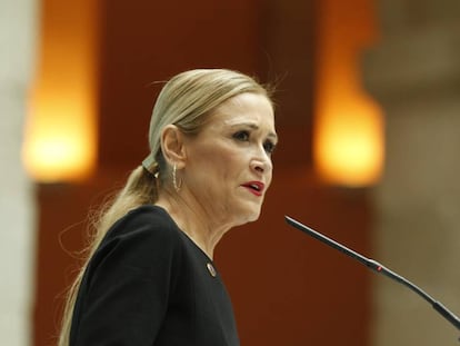 FOTO: Cristina Cifuentes recibe el premio por la Dignidad de la Asociación Víctimas del terrorismo. | Vídeo: Los cambios en el currículum de Cifuentes