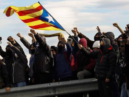 Cortes de la A-2 en protesta por la detención de Carles Puigdemont, el pasado 27 de marzo. Foto: Javier Martín