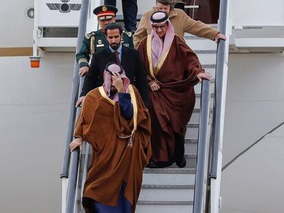 FOTO: El heredero de Arabia Saudí a su llegada a la Base Aérea de Torrejón, este jueves. / VÍDEO: ¿Quién es el heredero de Arabia Saudí?