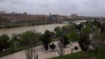 El río Ebro a su paso este jueves por Zaragoza .