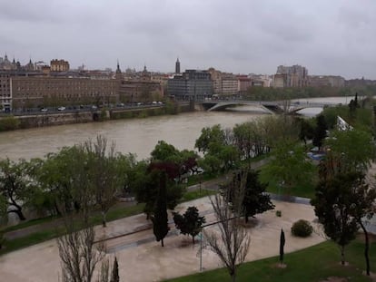 El río Ebro a su paso este jueves por Zaragoza .