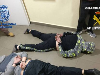 Dos de los detenidos por dirigir una mafia que extorsionaba a inquilinos.