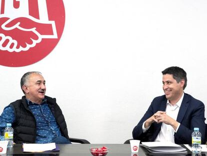 El presidente de Societat Civil Catalana (izquierda) y el secretario general de UGT (derecha), este viernes. L. PIERGIOVANNI EFE
