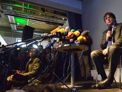 FOTO: Carles Puigdemont en una rueda de prensa en Alemania el pasado 7 de abril. | VÍDEO: González Pons critica la decisión de la justicia alemana de liberar a Carles Puigdemont.