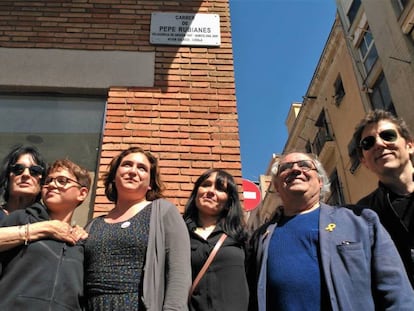 La alcaldesa de Barcelona, Ada Colau (centro), en la calle Pepe Rubianes este domingo.