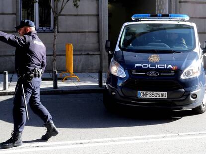 Un furgón policial a su llegada hoy al Tribunal Supremo.