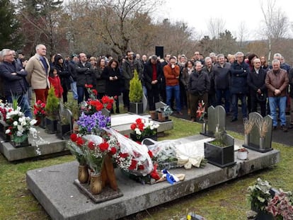 Ofrenda floral del PSE-EE a Froilán Elespe, concejal asesinado por ETA hace 17 años, en marzo. En vídeo, la presidenta de la Fundación Víctimas del Terrorismo, María del Mar Blanco.