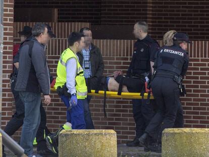 Sanitarios y agentes de la Ertzaintza trasladan al presunto agresor, este viernes.
