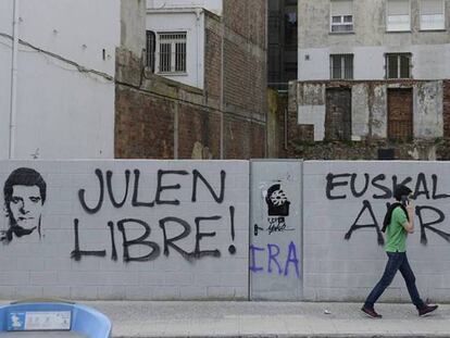 Pintada del entorno de ETA en Llodio (Álava) pidiendo la libertad de los presos. En vídeo: El rastro de ETA.