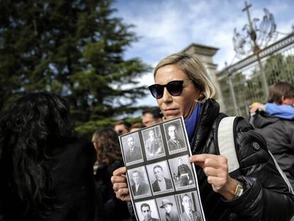 Familiares de descendientes de fallecidos en la Guerra Civil esta mañana en la barrrera de entrada al Valle de los Caídos.
