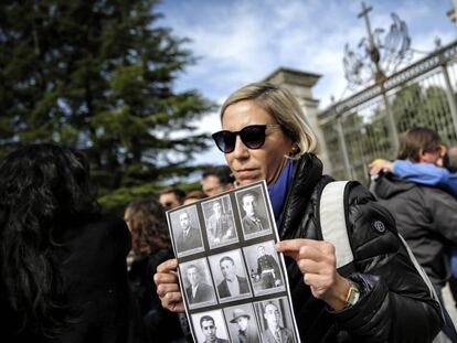 Familiares de descendientes de fallecidos en la Guerra Civil esta mañana en la barrrera de entrada al Valle de los Caídos.