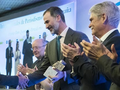 El director de EL PAÍS, Antonio Caño, en el centro, tras recibir de manos del Rey Felipe (a la izquierda) el Premio al Medio de Comunicación más Destacado de Iberoamérica, en presencia del ministro de Asuntos Exteriores, Alfonso Dastis.