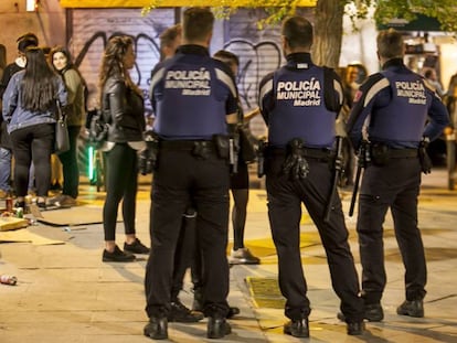 Varios policías disuelven un botellón en la plaza del Dos de Mayo, en Madrid.