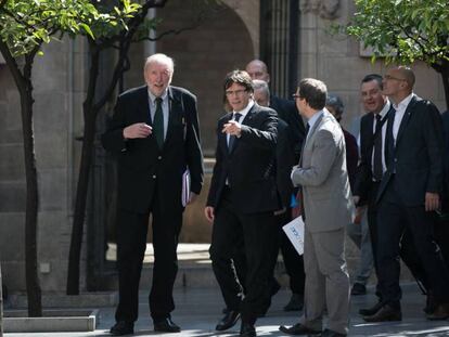 El expresidente Carles Puigdemont en una imagen de archivo con parlamentarios invitados por Diplocat para asistir al 1-O. En el vídeo, el ministro de Exteriores, Alfonso Dastis.