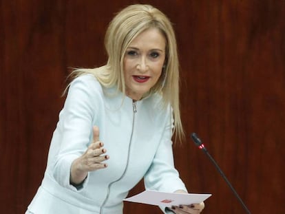 Cristina Cifuentes durante un pleno ordinario en la Asamblea. En vídeo, declaraciones de Ángel Gabilondo tras publicarse el vídeo del supuesto robo.