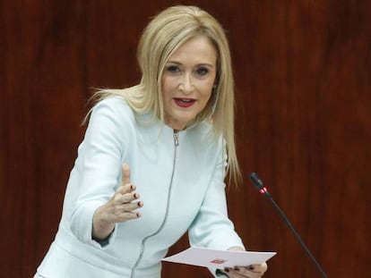 Cristina Cifuentes durante un pleno ordinario en la Asamblea. En vídeo, declaraciones de Ángel Gabilondo tras publicarse el vídeo del supuesto robo.