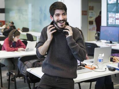 El alumno Víctor Hernández en la biblioteca de Berklee, en el Palau de les Arts, en Valencia, durante la entrevista.