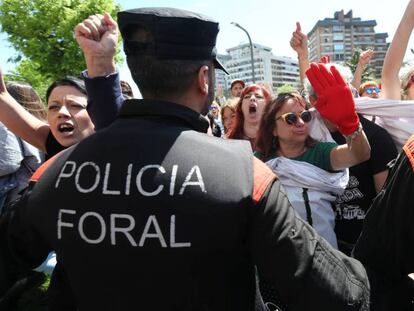 Pie de Foto: Protestas ante la Audiencia de Navarra tras la sentencia.