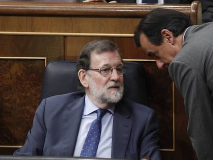 Mariano Rajoy escucha a Fernando Martínez Maillo.
