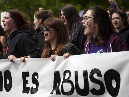 Manifestantes contra la sentencia de La Manada, el viernes en Pamplona.