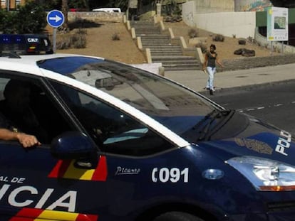 Imagen de archivo de un coche de policía. RAFA AVERO