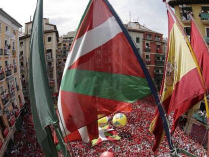 Vista desde el balcón del Ayuntamiento de Pamplona antes del chupinazo de 2017. En vídeo, el chupinazo de San Fermín 2017.