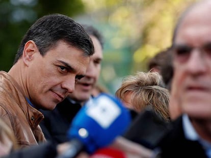 El secretario general del PSOE, Pedro Sánchez, observa al candidato socialista a la Comunidad de Madrid, Ángel Gabilondo.