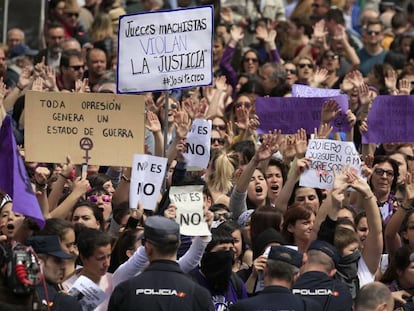 FOTO: Protestas contra la decisión de la sentencia de La Manda, en la Puerta del Sol el 2 de mayo. VÍDEO: Cientos de personas han vuelto a protestar este viernes día 4.
