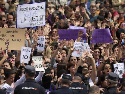 FOTO: Protestas contra la decisión de la sentencia de La Manda, en la Puerta del Sol el 2 de mayo. VÍDEO: Cientos de personas han vuelto a protestar este viernes día 4.