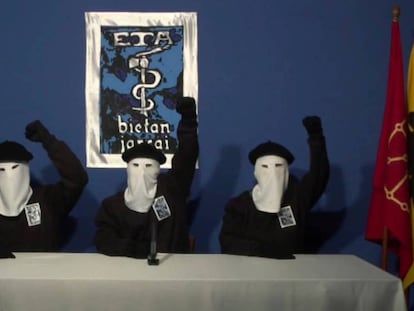 Captura de un vídeo difundido por ETA en el que anuncia el cese de la actividad armada, difundido el 20 de octubre de 2011.