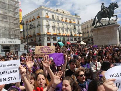 Protesta por la sentencia de la Manada frente a la sede de la Comunidad de Madrid, este miércoles.