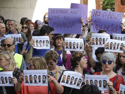 FOTO: Concentración frente a los juzgados de Valencia en repulsa de la sentencia de La Manada. MÓNICA TORRES | VÍDEO: Nuevos audios de La manada.