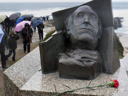 Busto de Ramón Sampedro, en la playa de As Furnas (A Coruña).