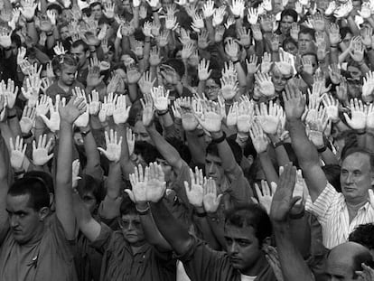 FOTO: Cientos de vecinos de Ermua, con las manos pintadas de blanco, se concentran contra el asesinato de Miguel Ángel Blanco, en julio de 1997. | VÍDEO: Los crímenes sin resolver, principal cuenta pendiente de ETA.