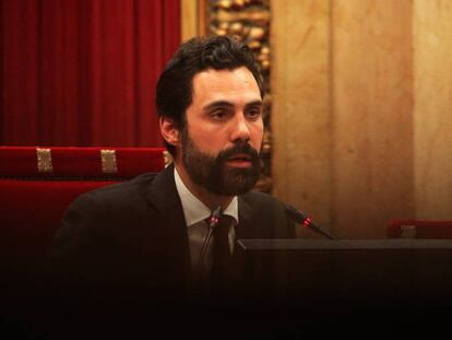 FOTO: El presidente del Parlament, Roger Torrent, en el Pleno de la cámara, este jueves. / VÍDEO: Declaraciones del portavoz del Gobierno, Íñigo Méndez de Vigo, sobre el recurso al Constitucional, este viernes.