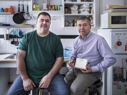 Los fontaneros Rafael Rodrigo y Francisco Pelegero, que sostiene en las manos su invento para ahorrar agua.