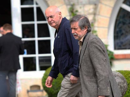 El antiguo dirigente de ETA, Eugenio Etxebeste, alias 'Antxon', llega al palacete de Cambo con Rafa Diez, exdirigente de LAB.