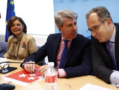 Ángel Garrido (c) junto con Enrique Osorio y Paloma Adrados, hoy.