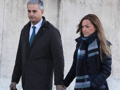 Ricardo Costa y su esposa llegan a la Audiencia Nacional el pasado jueves. VICTOR SAINZ EL PAÍS