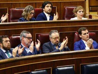 Diputados de Ciudadanos (Albert Rivera está a la derecha) aplauden a su portavoz, Francisco Igea, en el debate sobre la eutanasia. En vídeo, las intervenciones de los diputados en el Congreso.