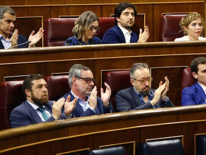 Diputados de Ciudadanos (Albert Rivera está a la derecha) aplauden a su portavoz, Francisco Igea, en el debate sobre la eutanasia. En vídeo, las intervenciones de los diputados en el Congreso.