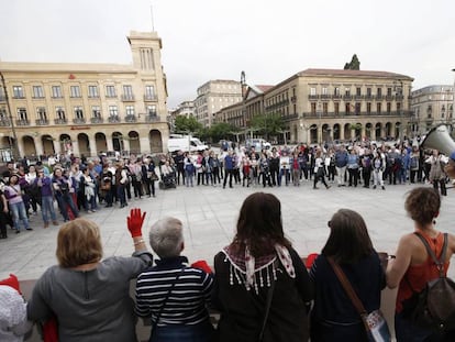 Concentración en Pamplona para denunciar la violencia machista este lunes.